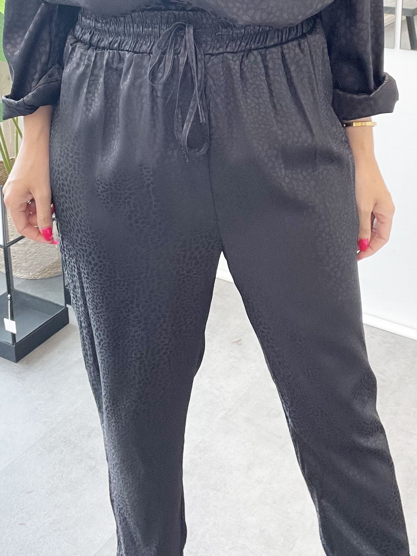 Miriam Pants - Byxor i silkeslook med litet djurtryck - Black